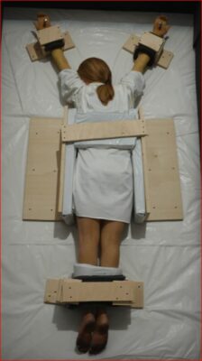 Maurizio Cattelan, Sans titre, 2007
Résine, vêtements, cheveux humains, tissu d’emballage,
bois, vis et ancre en bois, 235 × 137 × 47 cm
Milan, collection particulière
Courtesy de Maurizio Cattelan’s Archives